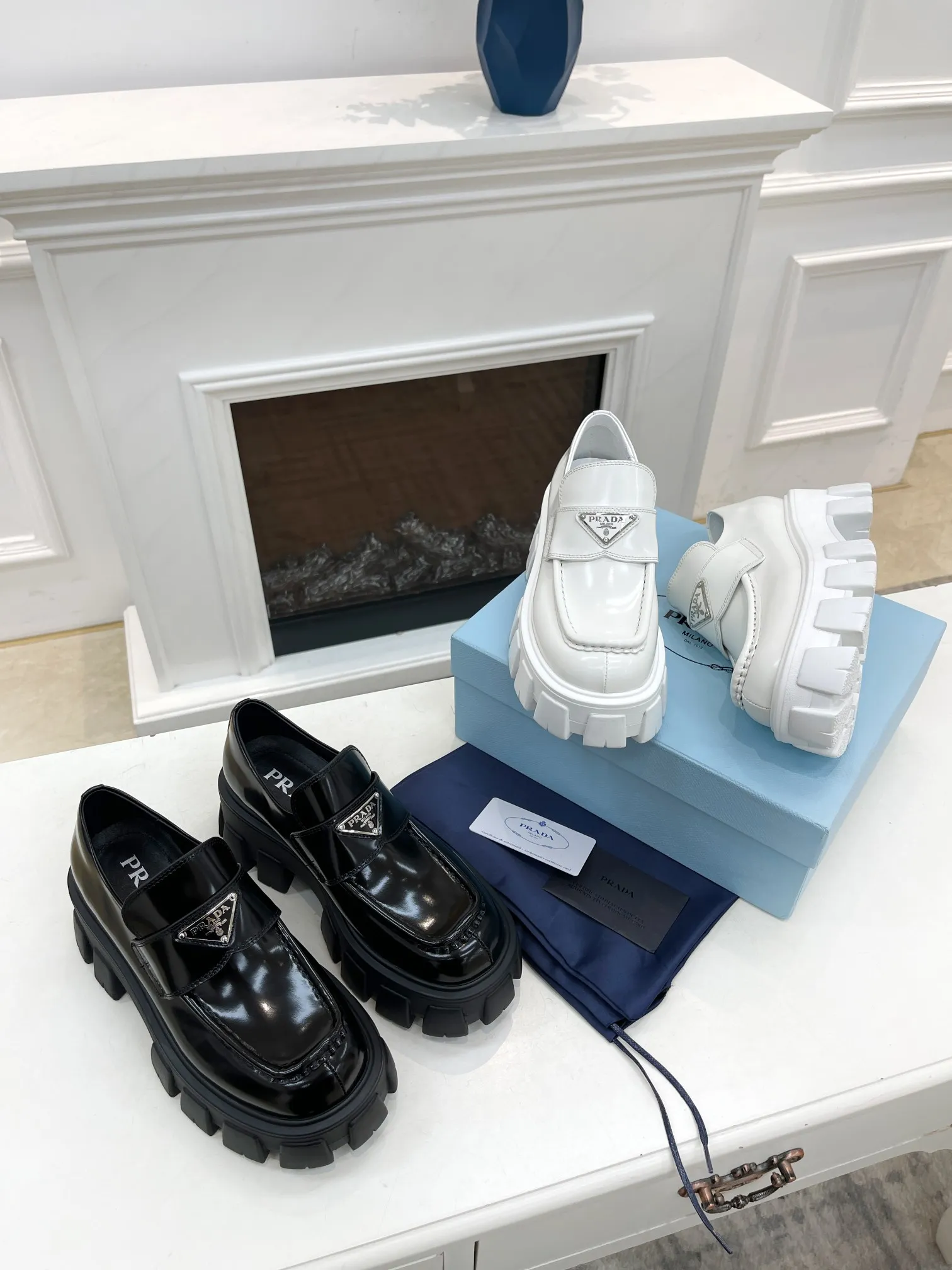 👟👟Ex-factory price 480👟👟 Women's shoe factory PRADA Prada loafers are now available! Top version! ! Copy the original! All sides are oily! Has a high-end temperament! Fabric: Grade A open-edge beaded cowhide. Buckle: Original board molded, never deformed. Lining: Silk cowhide, soft and smooth. Feet: Silk cowhide comfortable. Number of yards: 35-40.